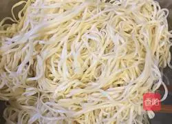 Illustration of how to cook pork ribs and stewed noodles in rice cooker 6