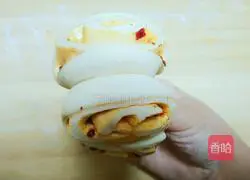 Illustration of how to make Laoganma's flower rolls 16