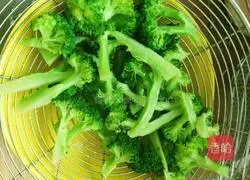 Illustration of how to make snowman rice balls 2