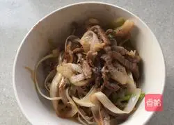 Illustration of how to make spring rolls with onion and shredded pork 6