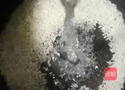 Illustration of how to make yam and chicken porridge 1