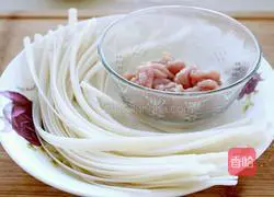 Illustration of how to make fried rice noodles with black pepper and shredded pork 1