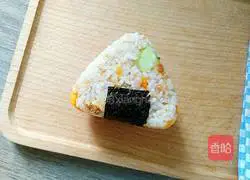 Illustration of how to make meat floss triangle rice balls 9