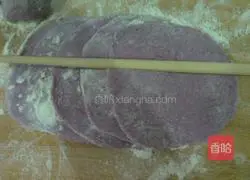 Illustration of how to make purple potato rose rolls 7