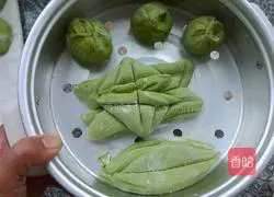 Illustration of how to make lotus rolls that fill the dining table with spring scenery 10