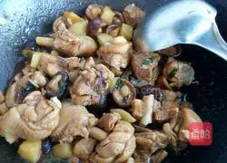 Illustration of how to make claypot rice with mushrooms and chicken legs 4