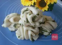 Illustration of how to make onion-flavored flower rolls 8
