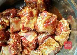 Illustration of how to cook beef ribs in a rice cooker 3