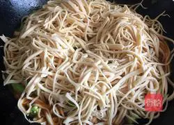 Illustration of how to make braised beans and noodles 10