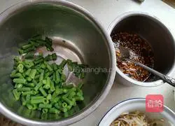 Illustration of how to make cold shredded chicken noodles 3