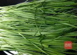 Illustration of how to make leek, egg and shrimp box 2 