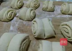 Illustration of how to make salt and pepper rolls 8