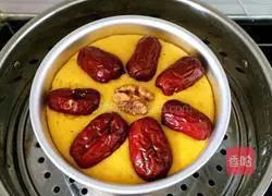 Illustration of how to make red date and pumpkin hair cake 9