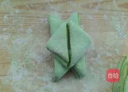 Illustration of how to make lotus rolls that fill the table with spring scenery 5