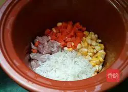 Illustration of how to make corn, carrot and meat porridge 3