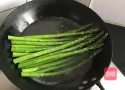 Illustration of how to make asparagus in oil with seaweed steamed buns 5