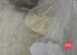 Illustration of how to make macaroni, red dates and glutinous rice porridge 1