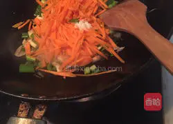 Illustration of how to make fried rice noodles with carrots 8