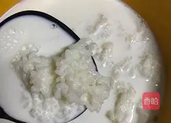 Illustration of how to make seafood milk porridge 2