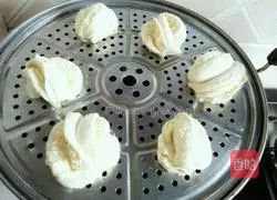 Illustration of how to make coconut flower rolls 21