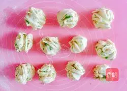 Illustration of how to make salt and pepper flower rolls 5