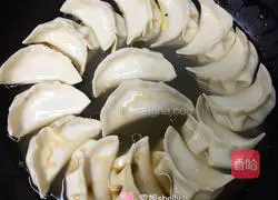 Illustration of how to make crispy pot stickers 7