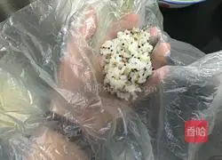 Illustration of how to make quinoa rice balls 11