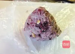 Illustration of how to make simple rice balls 8