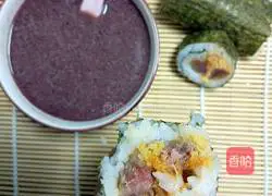 Illustration of making sausage and meat floss rice balls 6