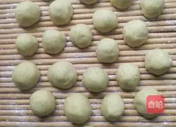 Illustration of how to make golden steamed buns 8