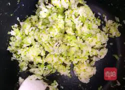 Illustration of how to make broccoli and meat floss rice balls 3