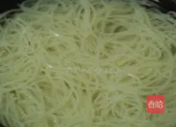 Illustration of how to make instant rice noodle casserole 1