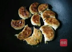 Illustration of how to make pot stickers and dumplings 15