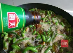 Illustration of how to make braised beans and noodles in iron pot 15