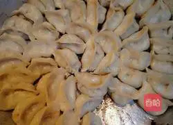 Illustration of how to make pot stickers stuffed with pork and chives 15