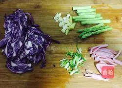 Eating rice noodles in different ways—Illustration of how to make fried rice noodles with black pepper 2