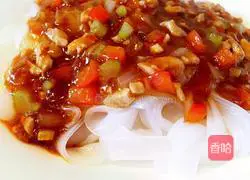 Illustration of how to mix rice noodles with meat sauce 5