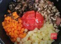 Illustration of how to make braised rice with one tomato 13