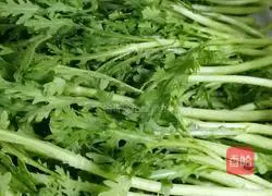 Vietnamese Illustration of how to make spring rolls wrapped with seasonal vegetables and prawns 1