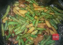 Illustration of how to make braised noodles with potatoes and beans 6