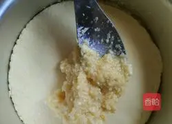 Illustration of how to make cornmeal, coconut and custard filling hair cake 8