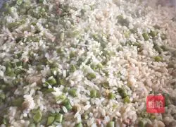 Illustration of how to make braised rice with diced beans and pork in a long vat 15