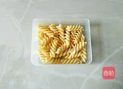 Illustration of how to make Italian spiral noodles with mushroom sauce and vegetables 3