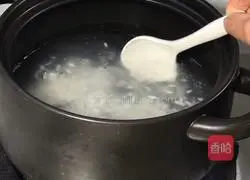 Illustration of how to make three-color minced pork porridge 2