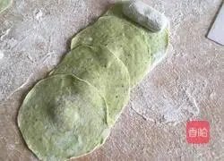 Illustration of how to make green rose rolls 8