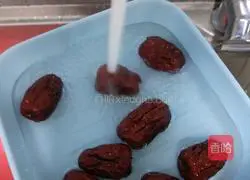 Illustration of how to make red dates, longan and red bean porridge 4