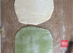 Illustration of how to make green juice flower rolls 5