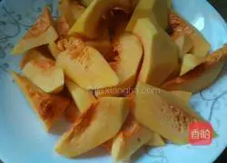 Illustration of how to make pumpkin two-color flower rolls 1