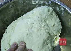 Illustration of how to make three-color flower rolls 2