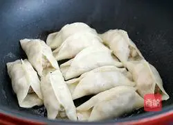 Illustration of how to make pork and green onion pot stickers 20